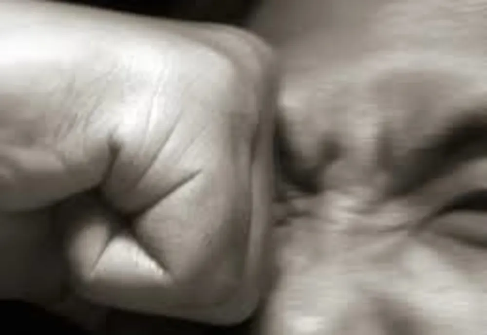 După un pumn încasat are nevoie de 35 - 40 de zile de îngrijiri medicale. agresorul, sub control judiciar