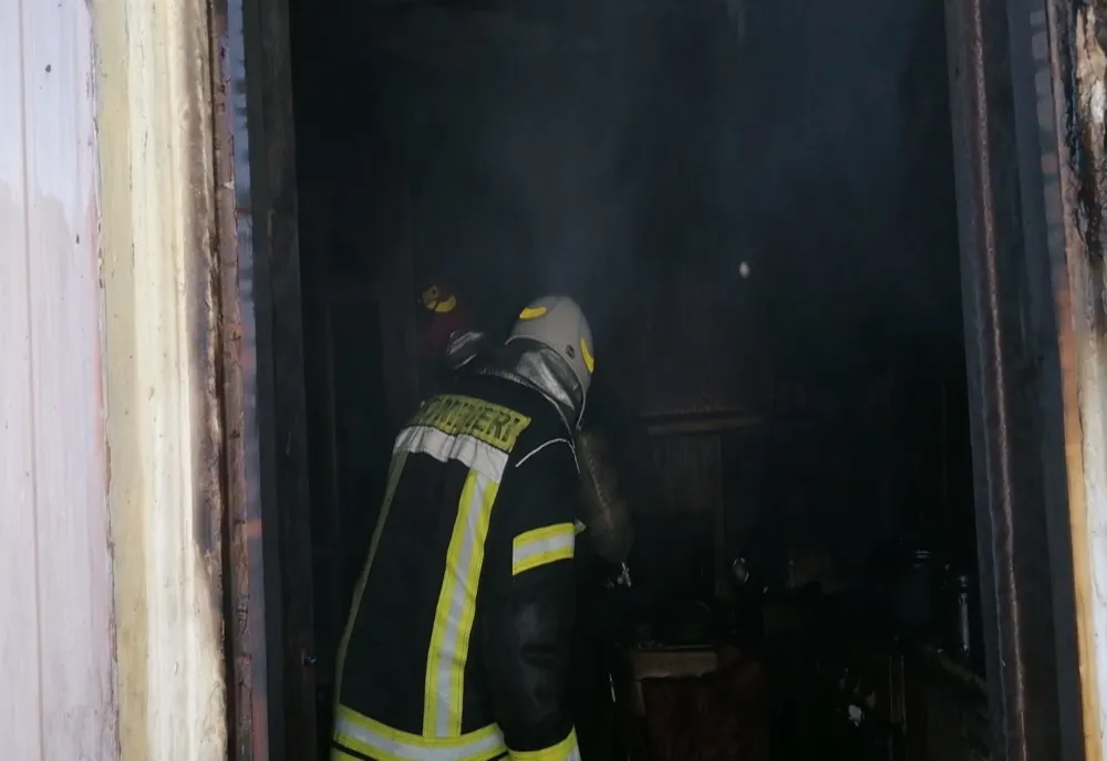 O bătrână și-a găsit sfârșitul într-un incendiu în Piatra-Neamț (FOTO)