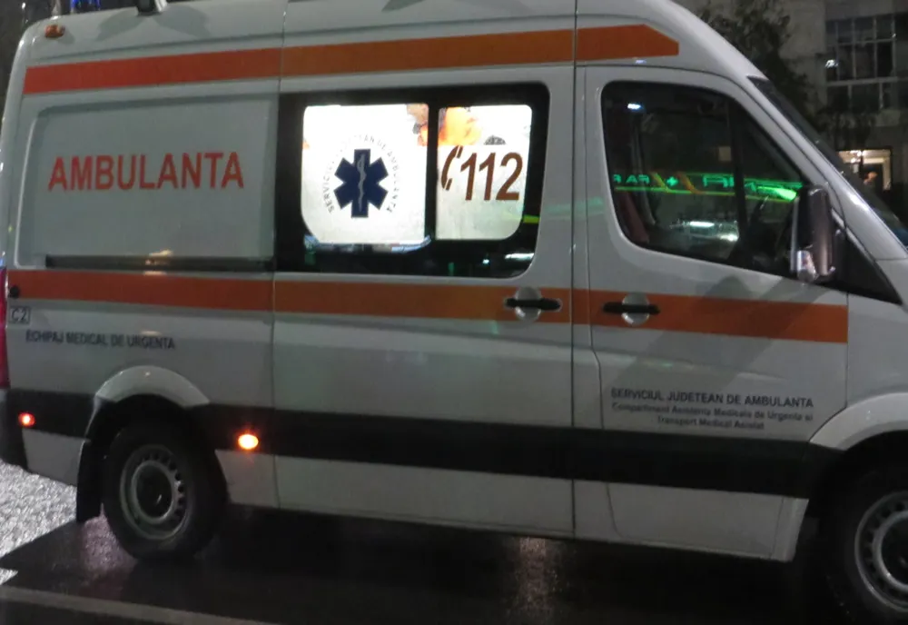 Un tânăr a produs un accident și a fugit, deși a rănit patru persoane