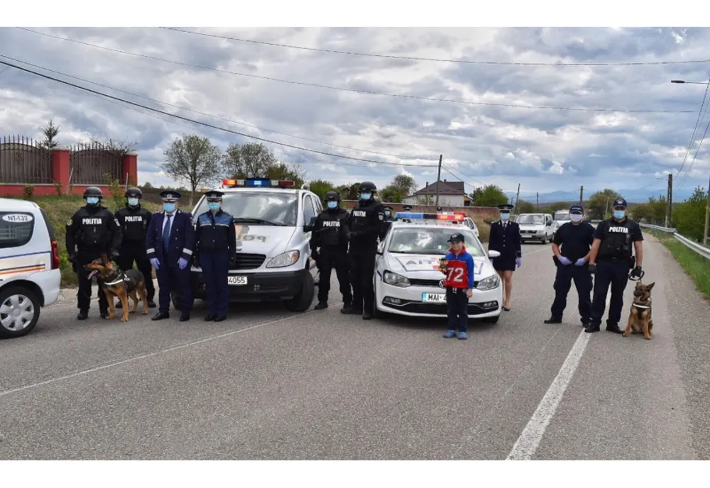 Misiunea de suflet, aceea de a face un copil fericit, a fost îndeplinită cu succes de polițiștii nemțeni (FOTO)