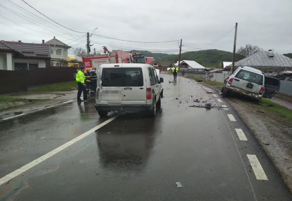 A intrat în curbă cu viteză și a băgat doi oameni în spital (FOTO)