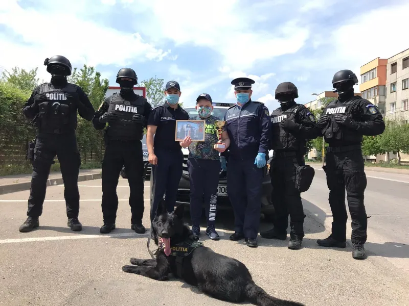 Gest emoționant al unui băiat de 12 ani. A dăruit polițiștilor o medalie câștigată de el