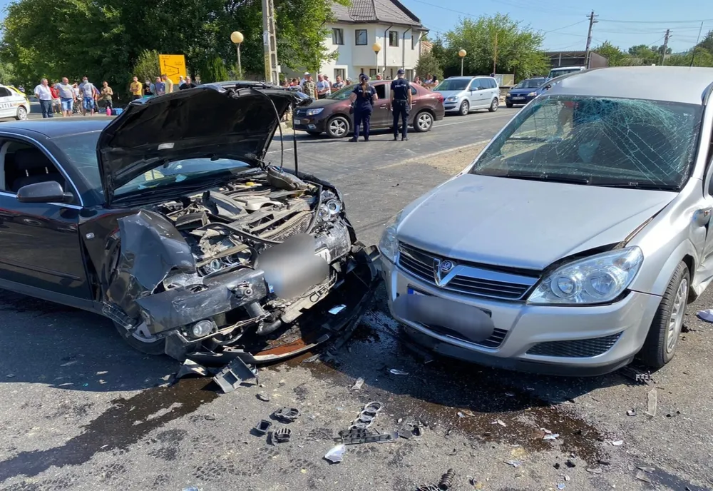 Două persoane au ajuns la spital pentru că un șofer nu a oprit la STOP