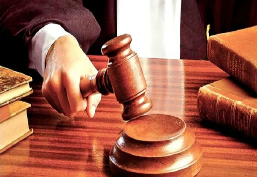 Patru scandalagii puși sub control judiciar după ce au agresat mai multe persoane