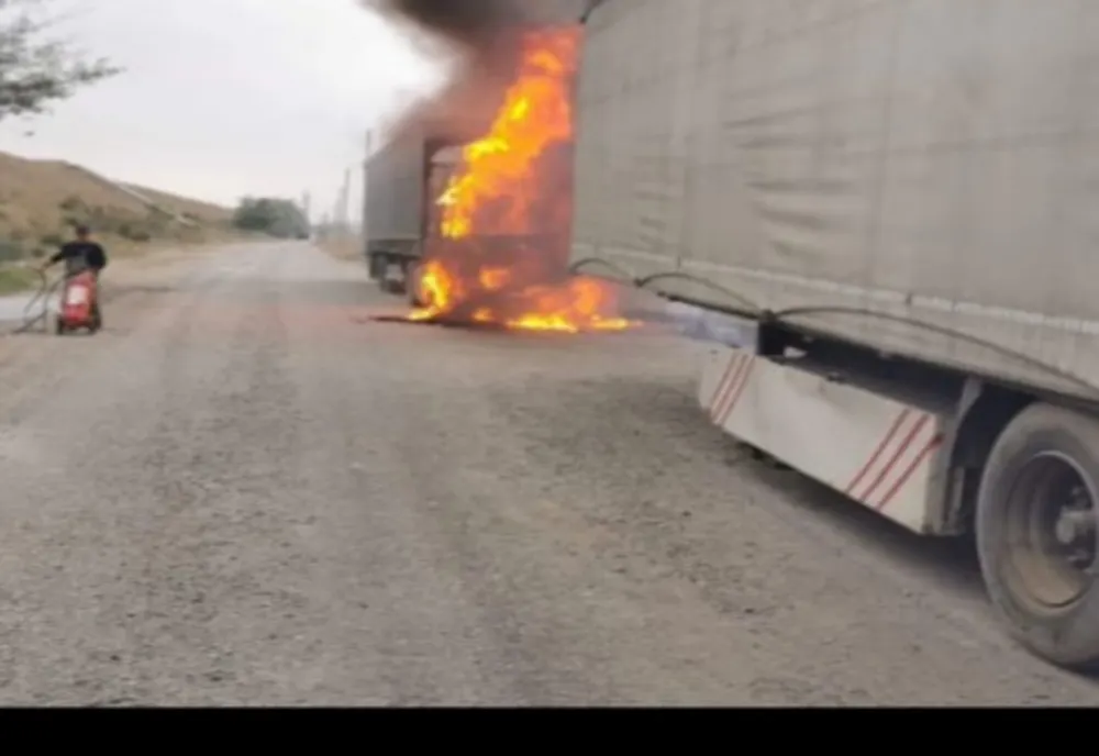 Cabină de TIR distrusă de flăcări în Roznov (FOTO)