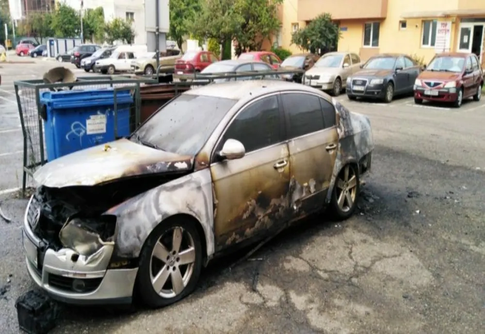 Răzbunare înflăcărată! A incendiat mașina femeii cu care se află în divorț (FOTO)