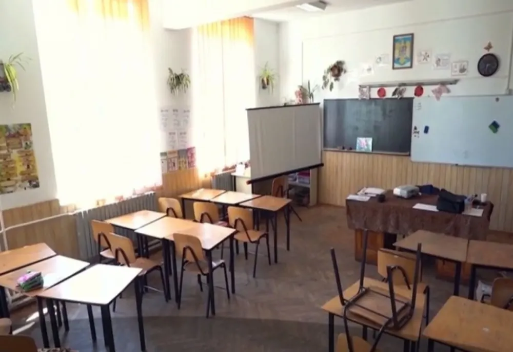 Peste 3.600 de școli în scenariul roșu în toată țara