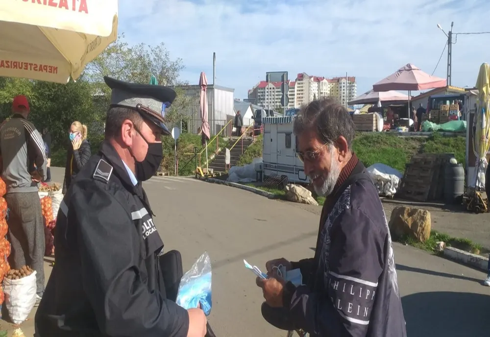 Polițiștii locali din Piata-Neamț au împărțit avertismente și măști de protecție