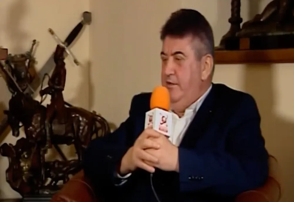 Adevărul din sufrageria lui Gabriel Oprea. Doctoratul lui Coldea: Oprea scoate o copie a exemplarului făcut invizibil odată cu acuzațiile de plagiat