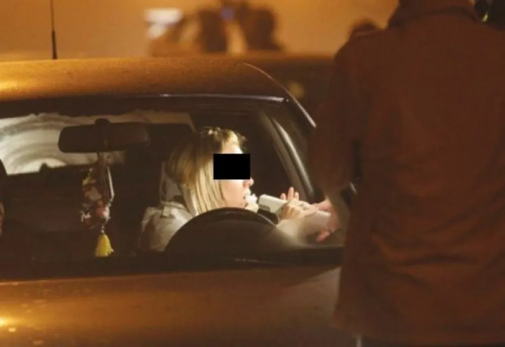 Șoferiță cu o alcoolemie de 0,79 mg/l alcool pur în aerul expirat, implicată într-un accident rutier
