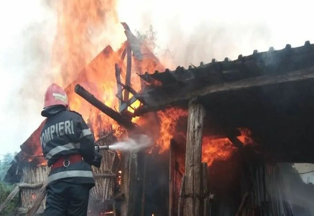 Misiune de stingere a unui incendiu produs la un adăpost pentru animale din comuna Crăcăoani  