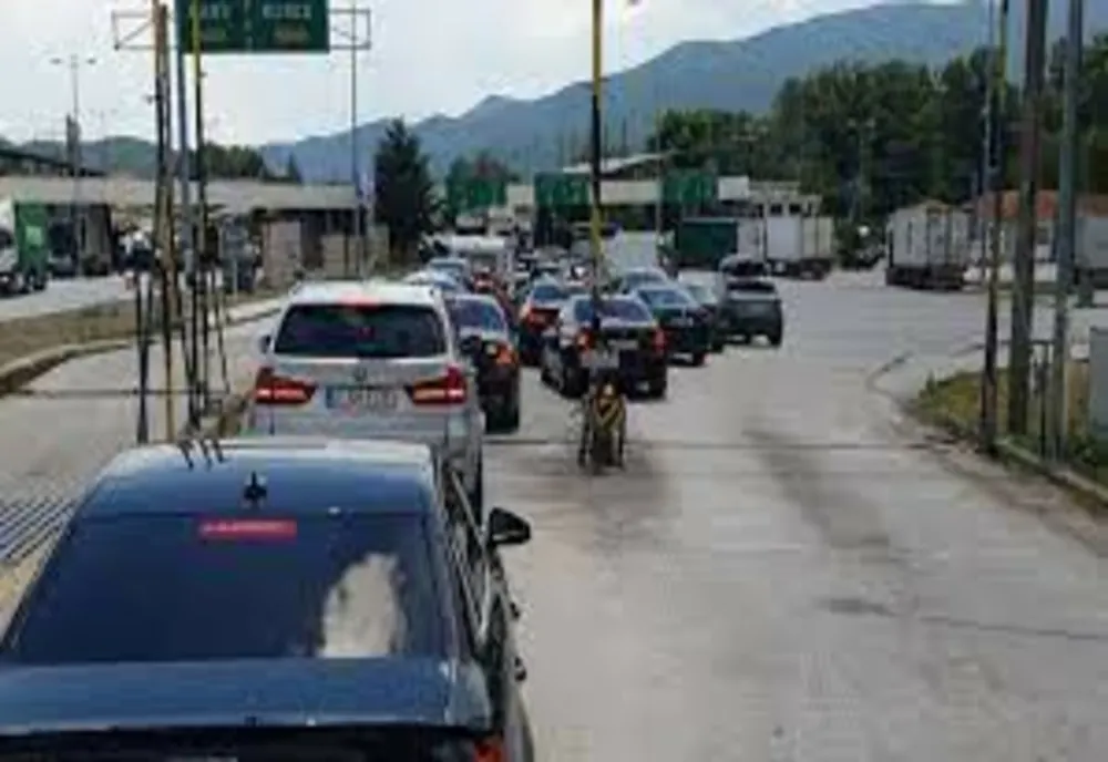 Cozi mari la intrarea în Grecia! MAE: Cetăţenii români să completeze formularul PLF anterior deplasării şi să obţină în timp util codul de confirmare a înregistrării