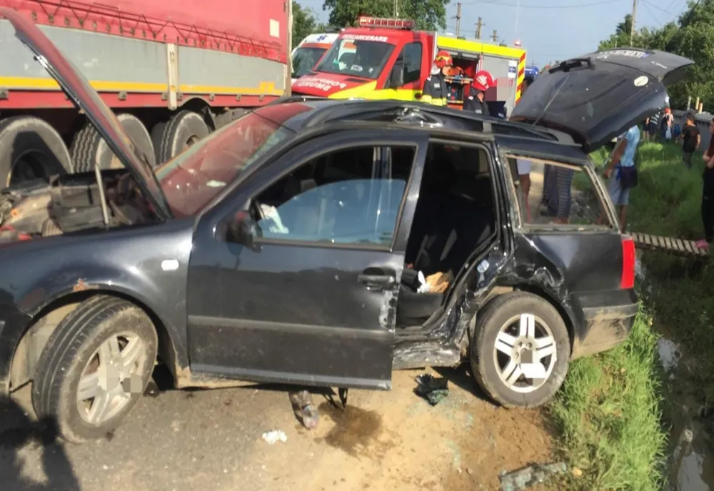 Bărbat de 81 de ani, rămas încarcerat după impactul dintre un autoturism si un autotren