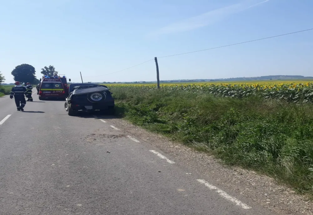 Autoturism răsturnat în șanț 