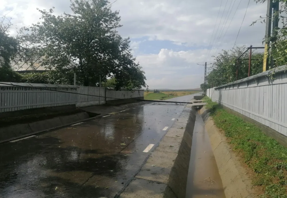 Locuințe fără curent electric și curți pline de grindină după furtuna care s-a abătut asupra județului Neamț