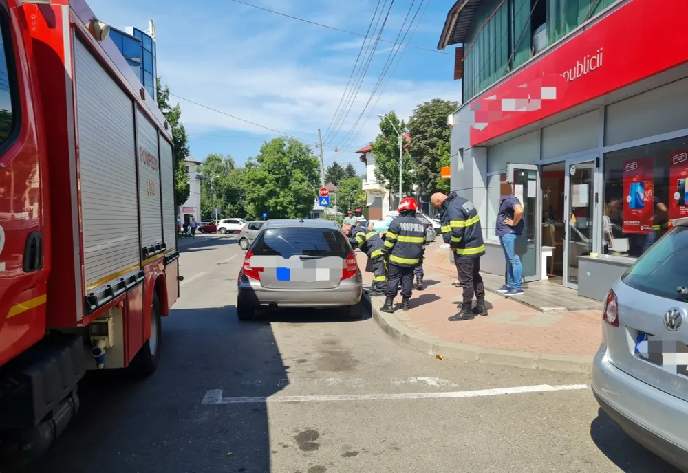 Un copil de 2 ani a rămas blocat într-o mașină