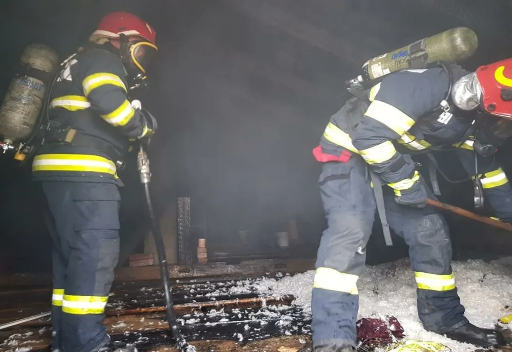 Casă cuprinsă de flăcări la Ungheni. O femeie a avut nevoie de îngrijiri medicale 