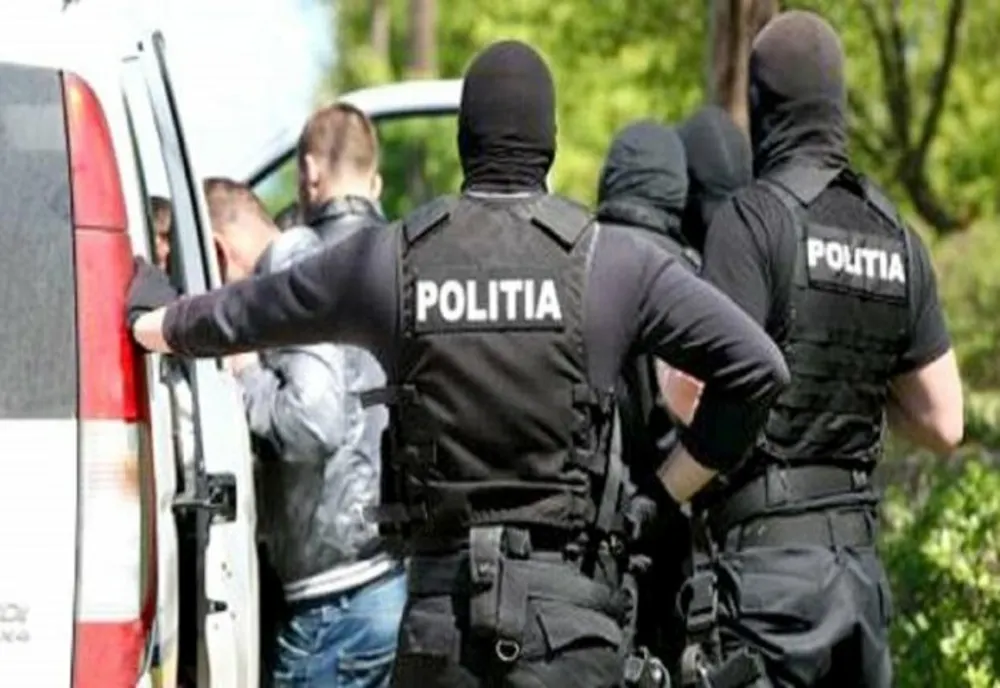 Un minor de 16 ani a făcut ravagii în Roznov și Zănești. Câte mașini a spart și ce prejudiciu a făcut