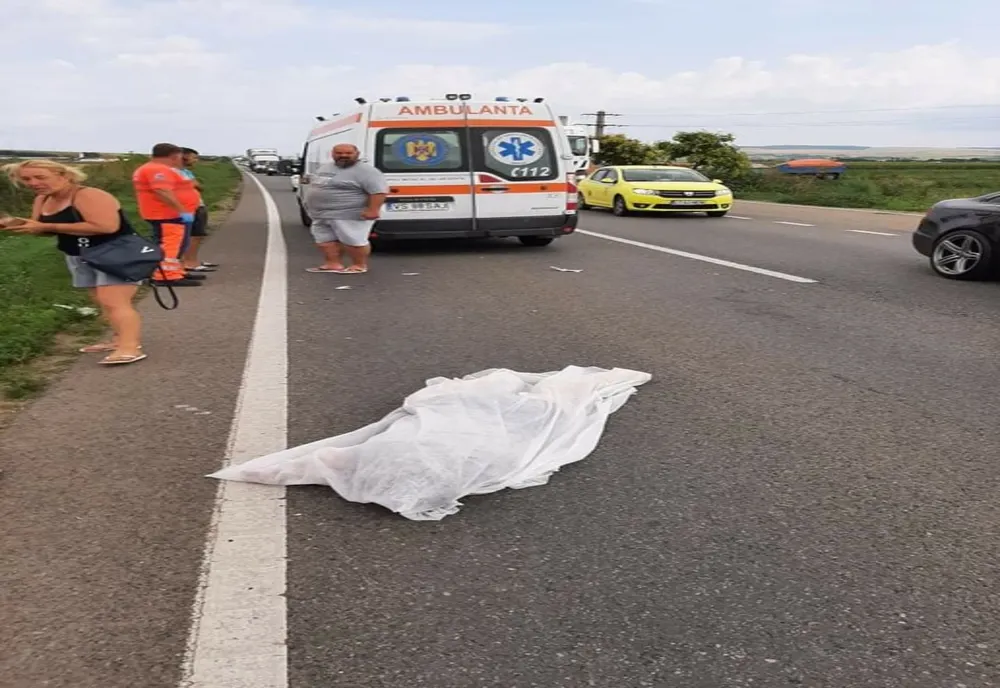 Pieton accidentat mortal. Șoferul susține că victima era întinsă pe carosabil