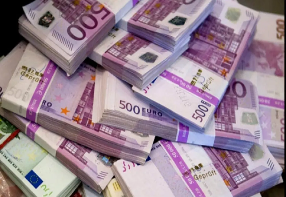 Amenzi de până la 50.000 de lei pentru cei care nu declară numerar de peste 10.000 de euro în vamă