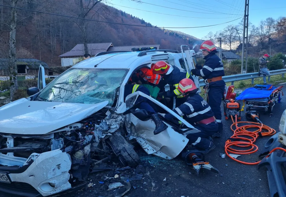 Șofer rămas încarcerat după ce s-a tamponat cu un alt autoturism în localitatea Bicaz