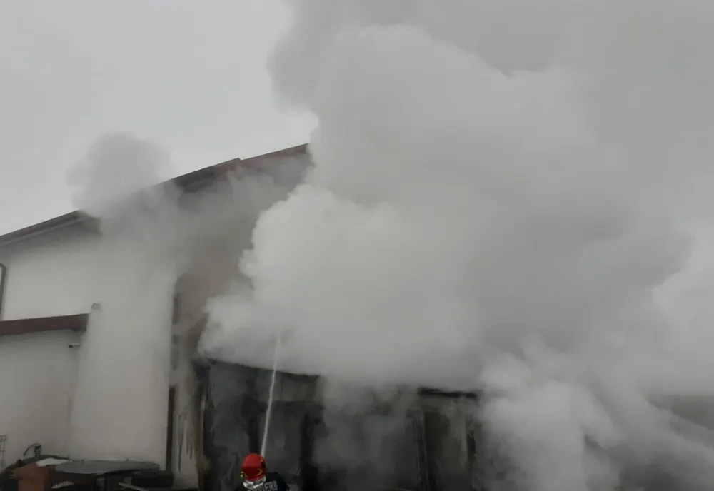 Incendiu în Roman! Pomierii au salvat casa de locuit!