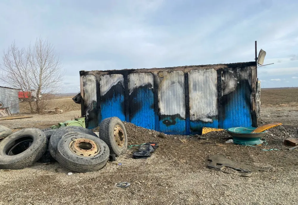 Un container și o autoutilitară, cuprinse de flăcări într-o balastieră