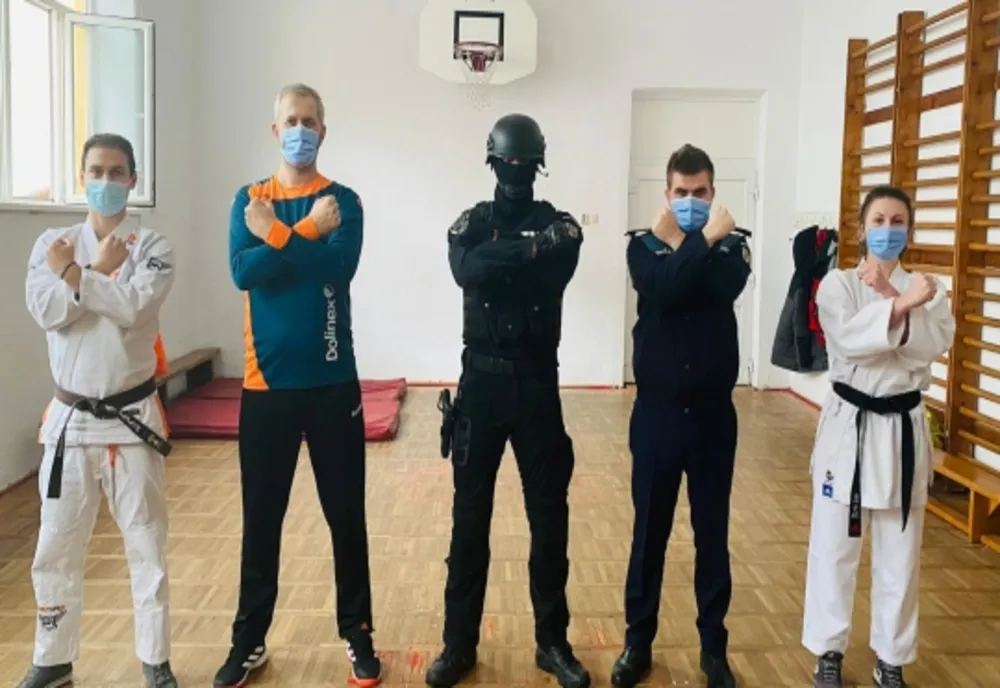 Polițiștii, alături de elevi cu ocazia ,,Zilei Internaţionale pentru Nonviolenţă în Școală” 