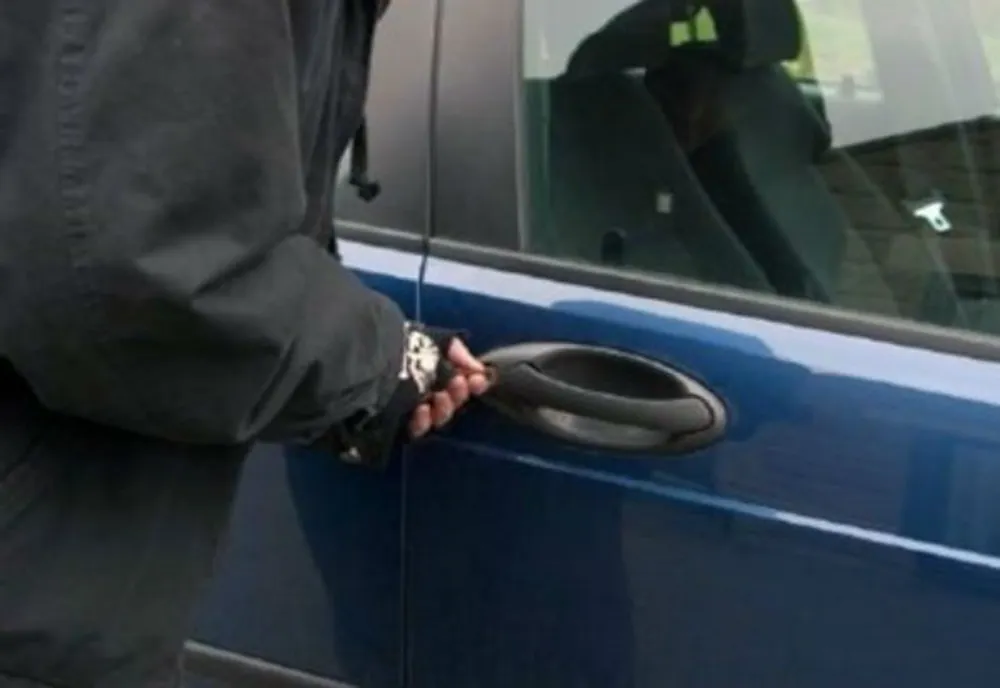 A furat o mașină și a plecat la plimbare! Tânărul din Dămuc era băut și fără permis