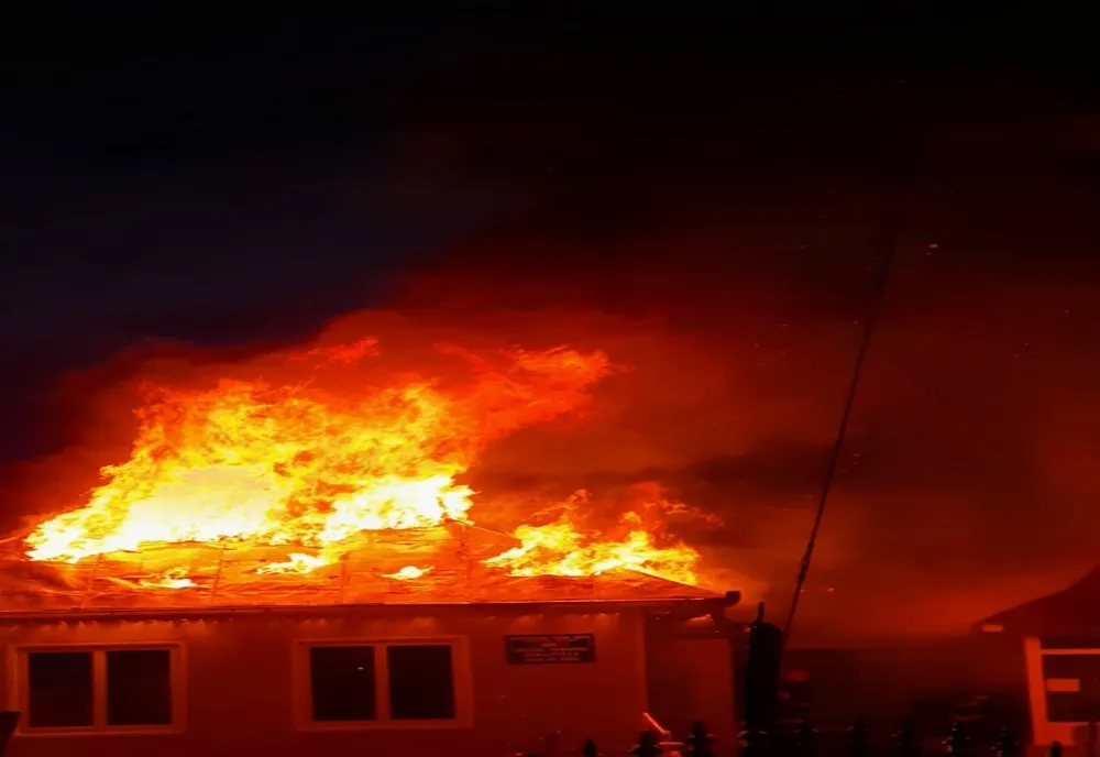 FOTO | Biserică salvată de la un incendiu care se putea propaga de la casa praznicală