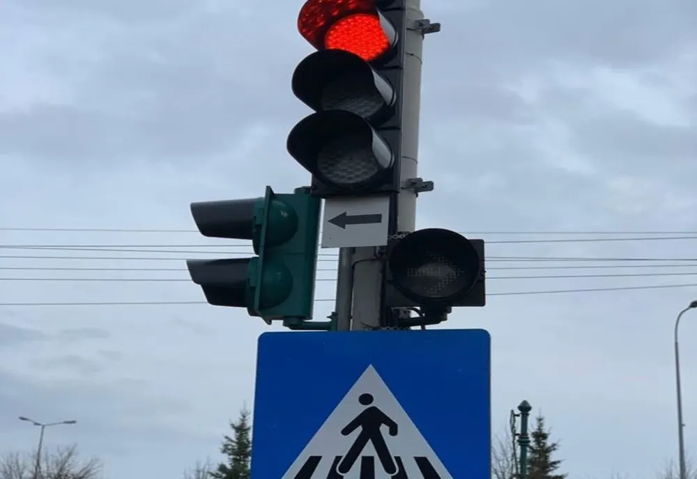 A trecut pe roșu la semafor și a provocat accident! Un bătrân din Vaslui a ajuns la spital