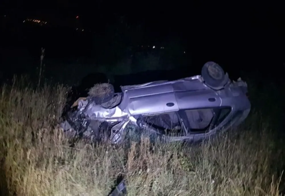 Un șofer beat a ratat curba și s-a răsturnat 
