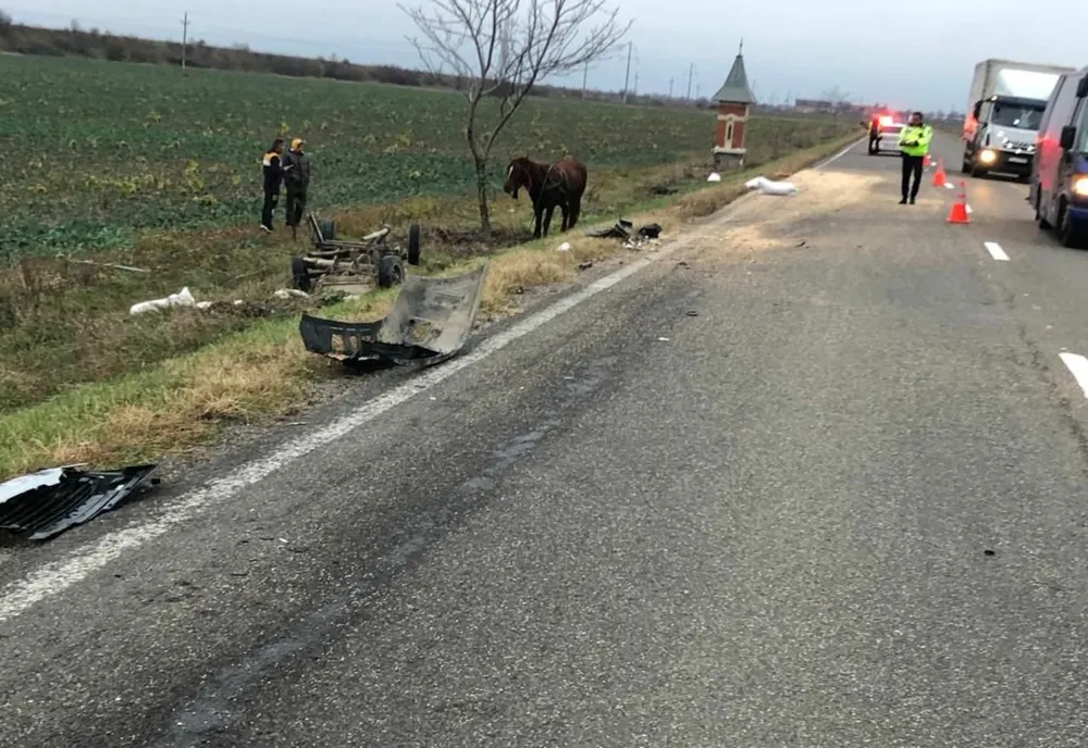 ACCIDENT la Costișa! Implicate, un microbuz și o căruță