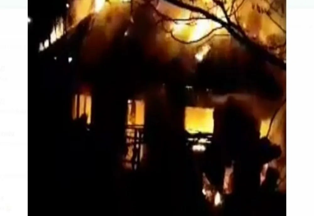 Casă din Târgu Neamț, mistuită de foc