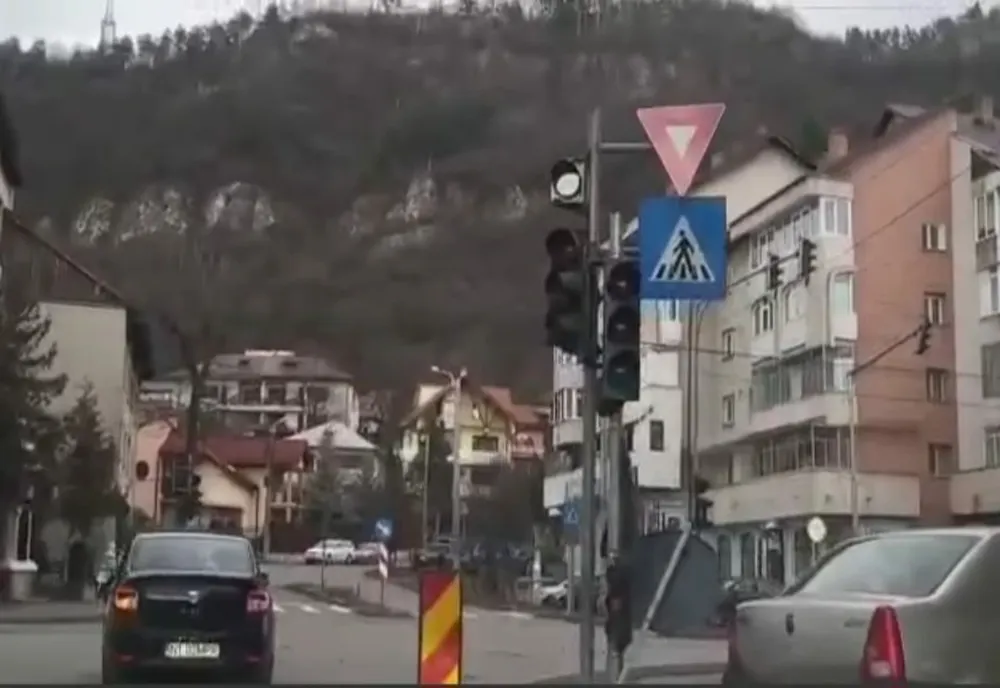 SEMAFORUL defect și MINCIUNA 