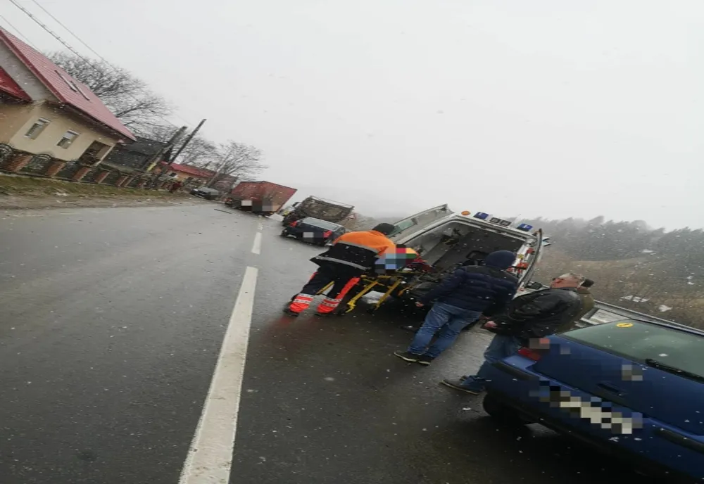 Impact între un TIR și un autovehicul! O tânără a ajuns la spital