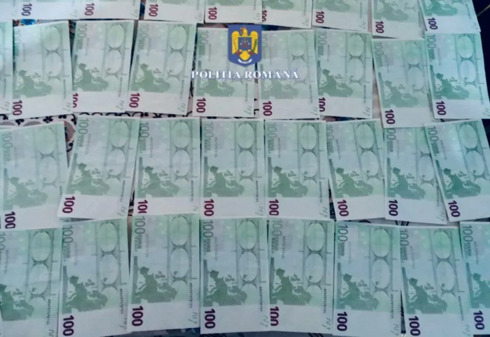 Doi bărbați din Neamț au încercat să pună în circulație bani falși! Ce au găsit polițiștii la domiciliile acestora