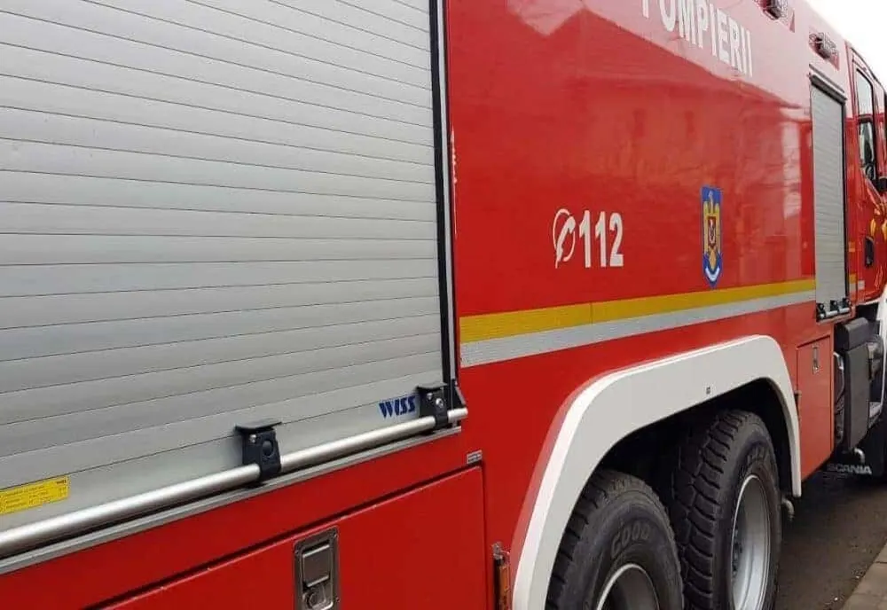 O bătrână salvată la timp de pompieri. Femeia nu mai răspundea la telefon și nici la ușă