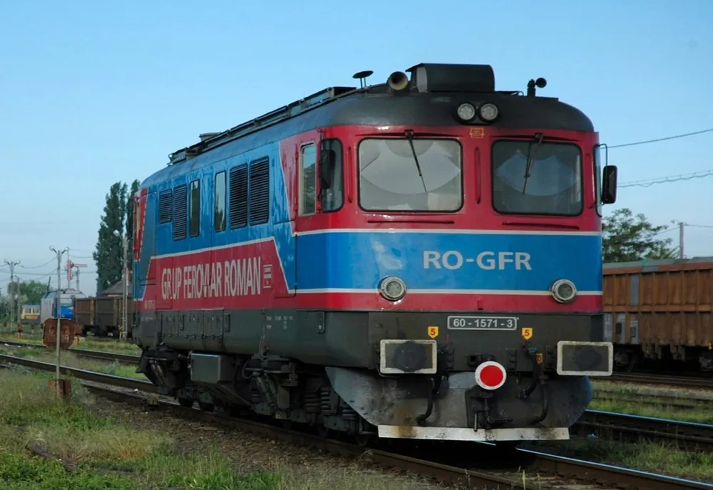 Norocul bețivului! A scăpat cu viață după ce a fost acroșat de o locomotivă