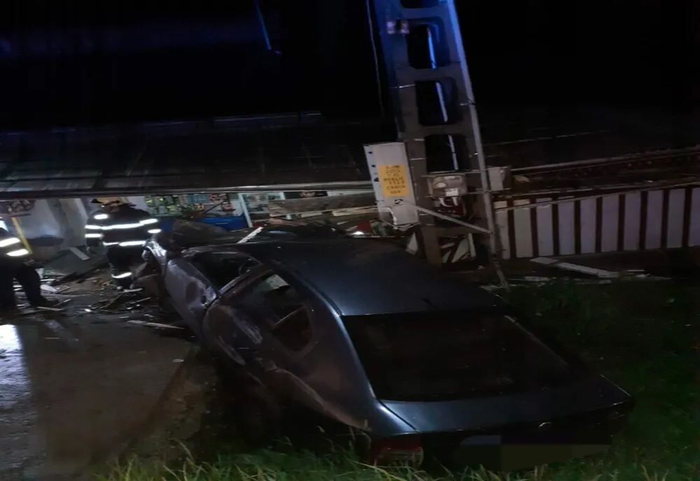 Un șofer mort de beat s-a oprit cu mașina într-un gard