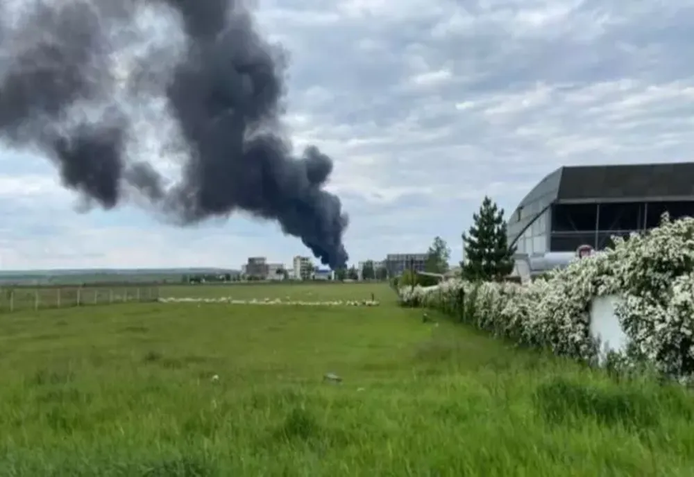 Incendiu violent pe platforma Săvinești, panică printre locuitorii. Au ars deșeuri toxice - FOTO
