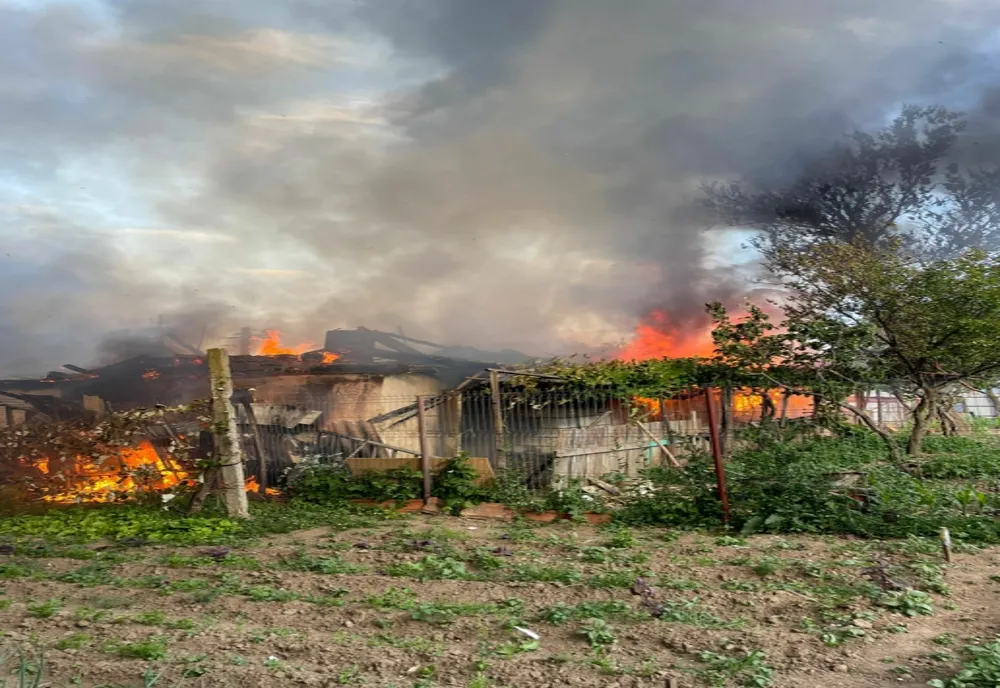 O familie cu patru copii din Dragomirești a rămas fără casă! Le-a fost mistuită de incendiu