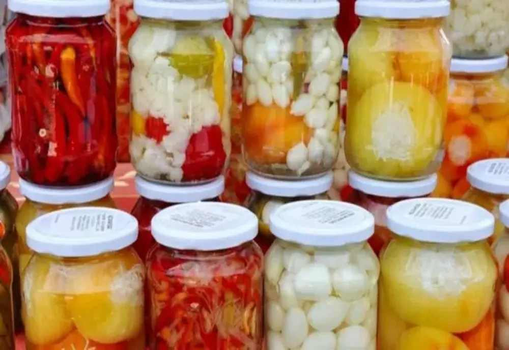 Detaliul la care să fii atent când desfaci un borcan cu murături cumpărat din comerț