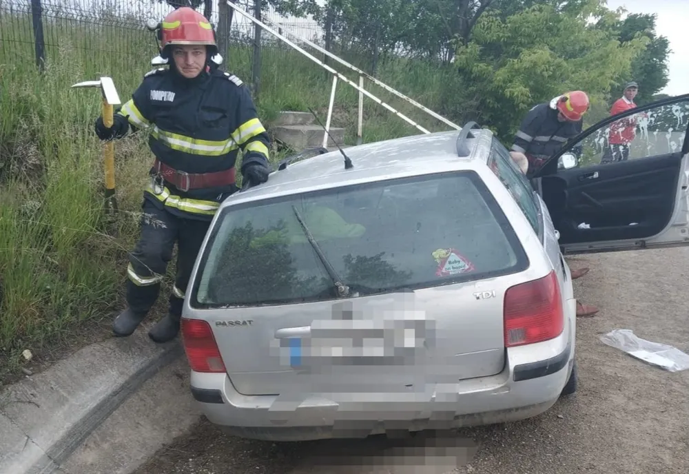 S-a oprit cu mașina în șanț