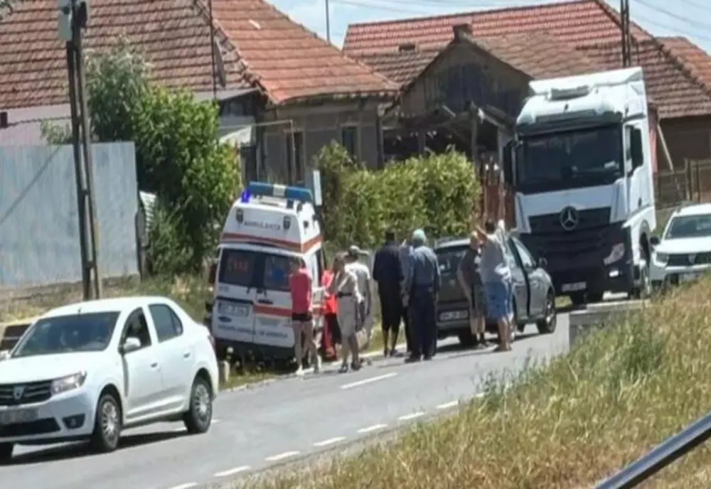 ACCIDENT ÎN BIHOR: O AMBULANȚĂ, LOVITĂ DE O MAȘINĂ ÎN TIMPUL UNEI DEPĂȘIRI. O PERSOANĂ A FOST RĂNITĂ