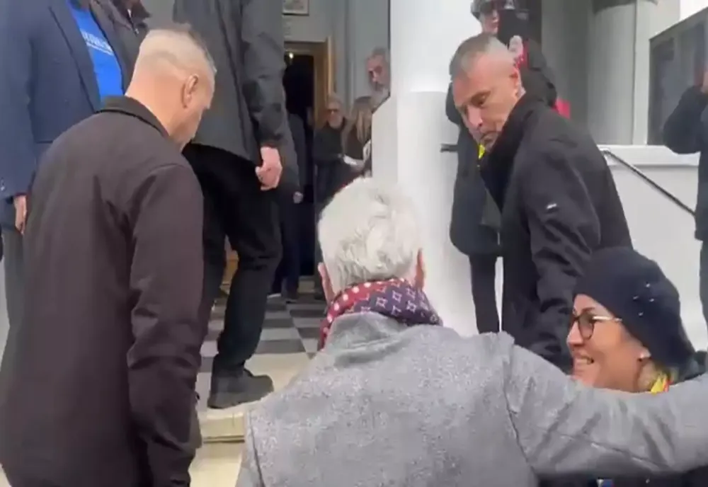 IMAGINILE MOMENTULUI, CĂLIN GEORGESCU A AJUNS LA BISERICĂ, ÎN ZI DE MARE SĂRBĂTOARE CREȘTINĂ - VIDEO 