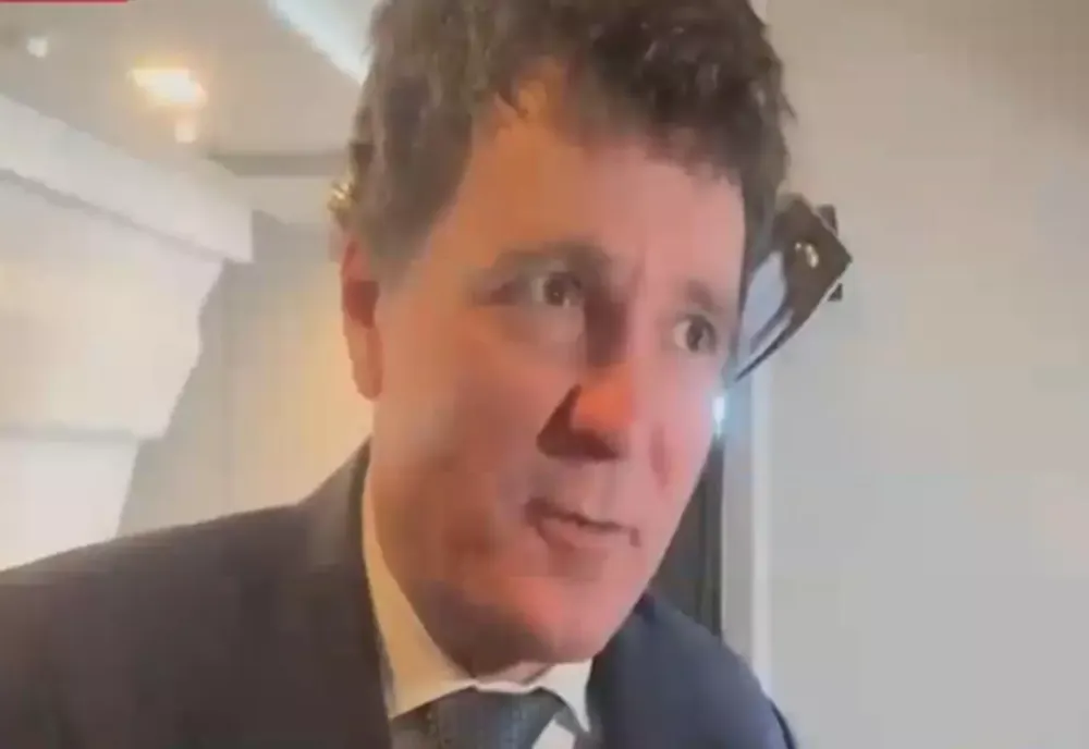 Nicușor Dan îl copiază pe Trump și dă interviuri din avion VIDEO
