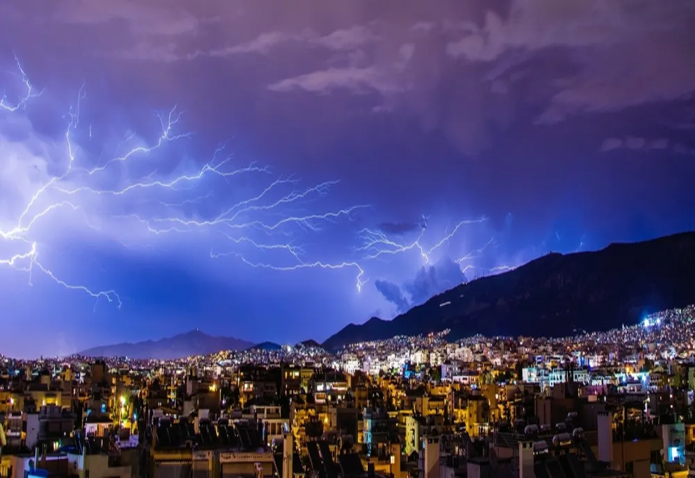 Alertă meteo în sudul țării: vijelii puternice și grindină în Giurgiu. Capitala, sub Cod galben