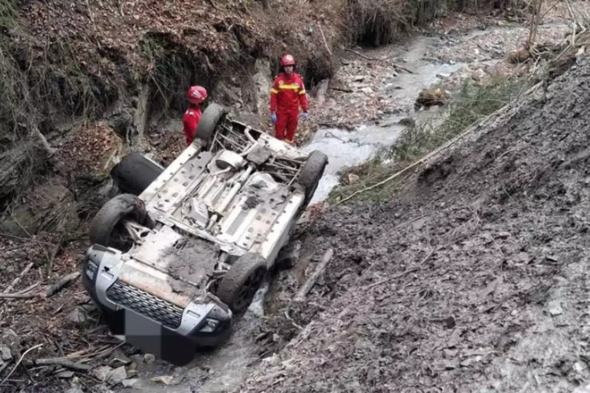 Accident rutier în Neamț: un bărbat a murit după ce a căzut cu mașina într-o râpă de 7 metri