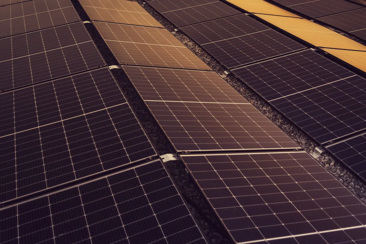 Bani pentru panouri fotovoltaice și baterii în instituțiile publice. Cererile se depun din 28 septembrie